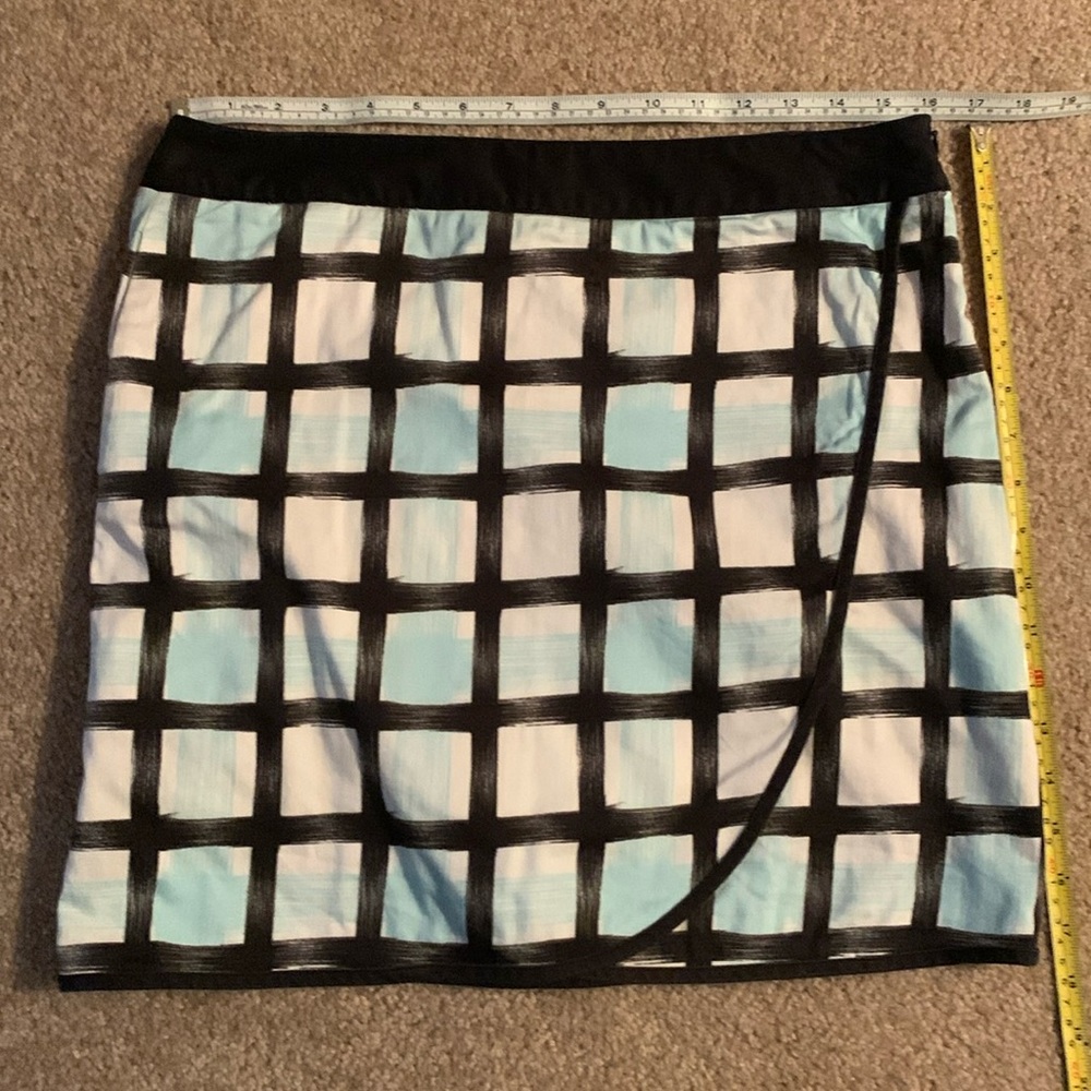 Greg Norman size 10 golf skort. Side zip. Right and back pocket. Asymmetrical